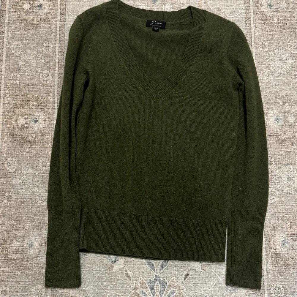 J.Crew | women's 100%cashmere / V-neck fitted sweater in olive green / Size XXS